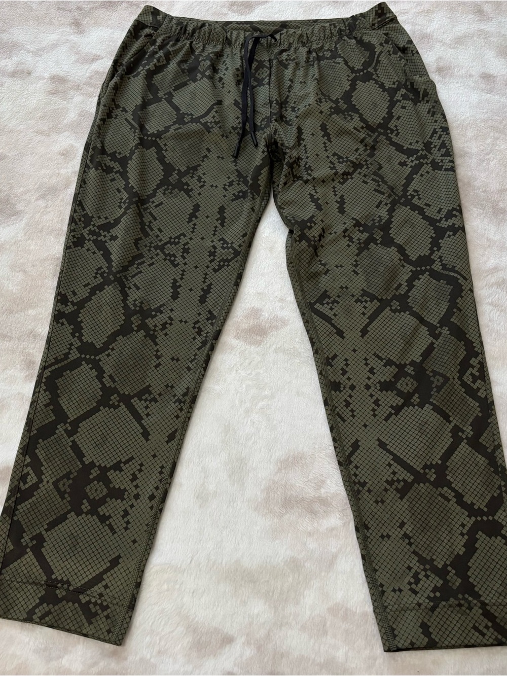 Lululemon Athletica Women”s Green/Black Snakeskin Pants Size 8
